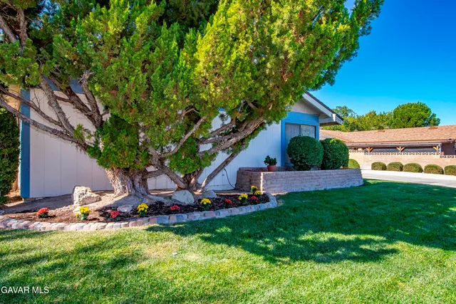 a view of a house with backyard