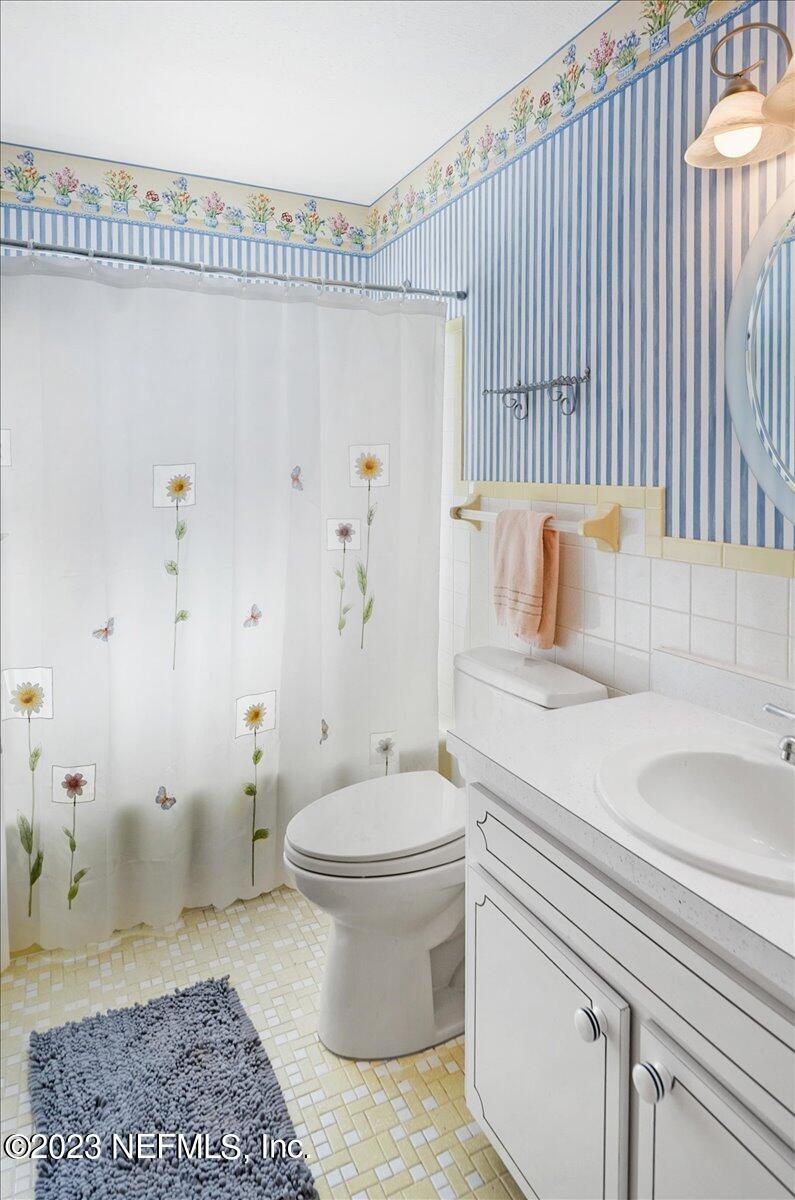 218 Neptune Road Orange Park, FL 32073 - Photo 23 of 31 Tub and Shower Combination