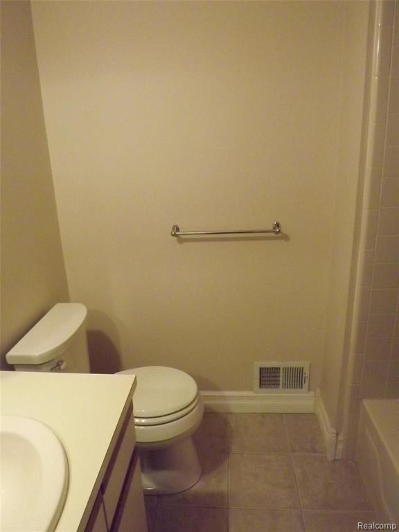569 Tennyson Rochester Hills, MI 48307 - Photo 12 of 19