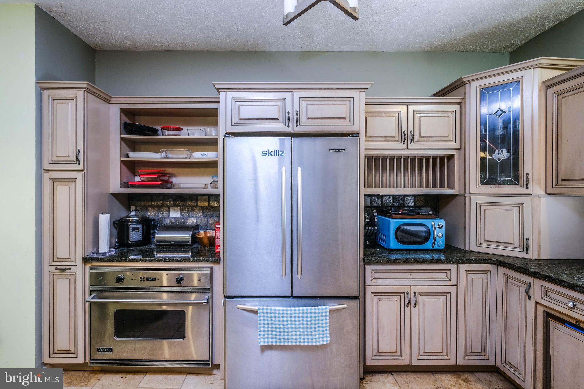 1195 Shangri-La Road Bentonville, VA 22610 - Photo 40 of 64 a kitchen with stainless steel appliances granite countertop a refrigerator and a stove