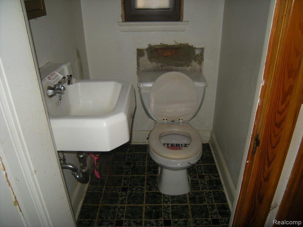 4884 Yorkshire Road Detroit, MI 48224 - Photo 8 of 16 DSCN8421