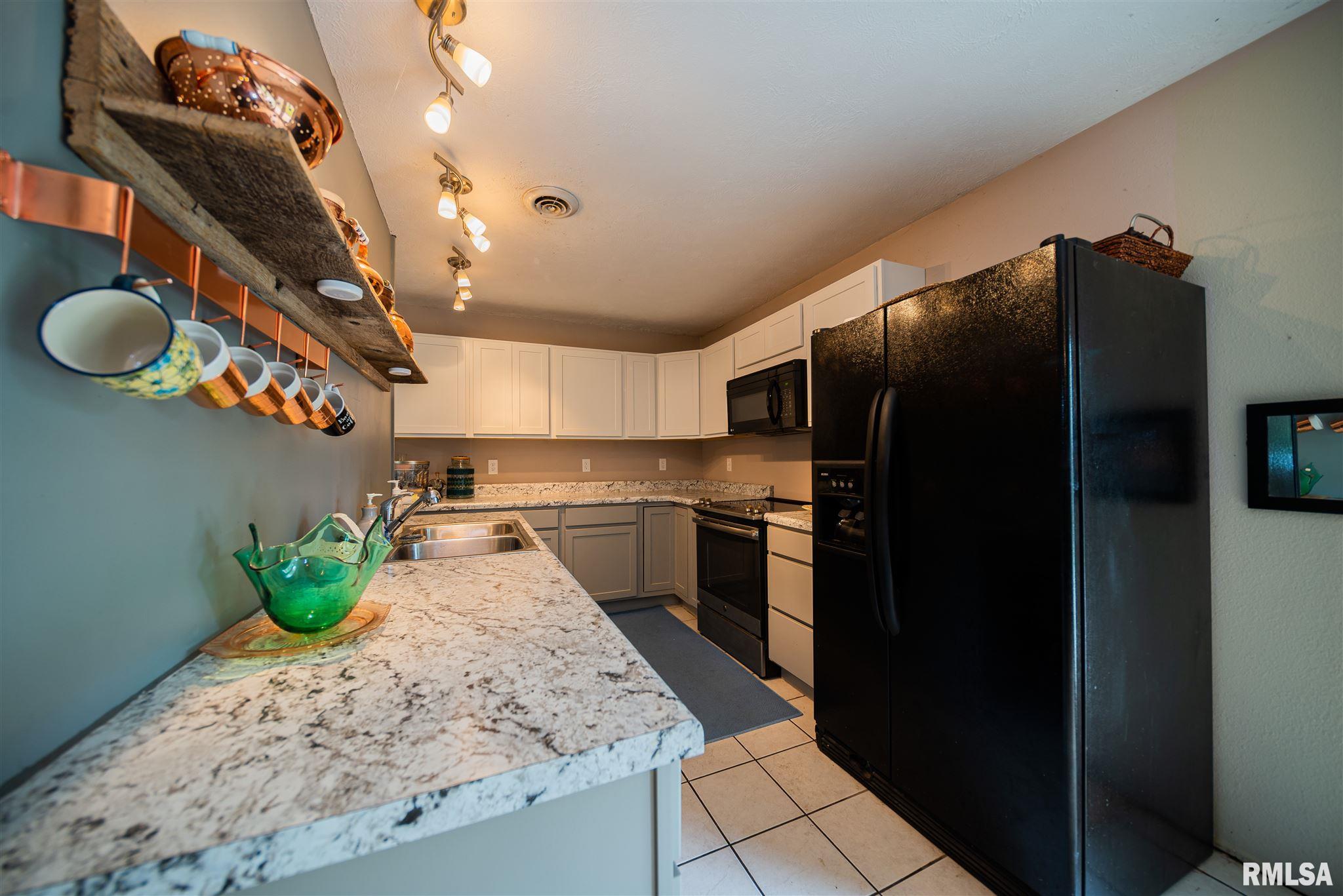 959 Latrobe Road West Frankfort, IL 62896 - Photo 5 of 24 Gallery Image 5