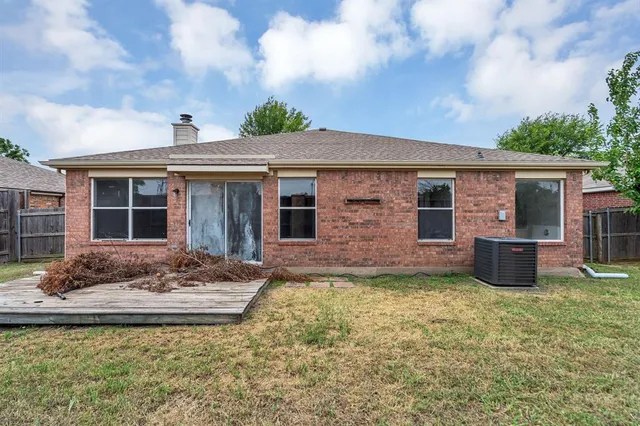 a view of a house with backyard and porch