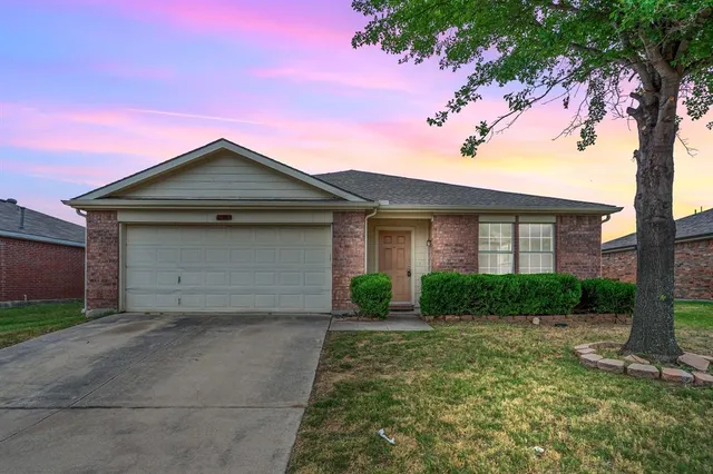 $1,900 | 2305 Tisbury Way, Little Elm, TX 75068