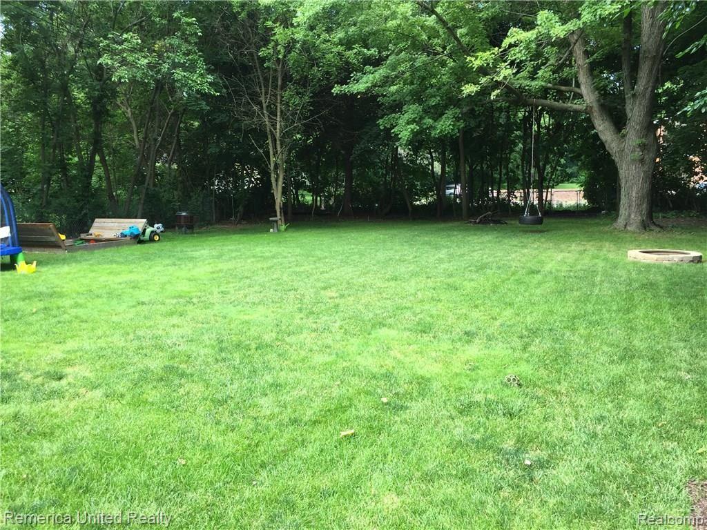 11 South Holcomb Road Clarkston, MI 48346 - Photo 4 of 28 VERY Deep and Private Backyard!