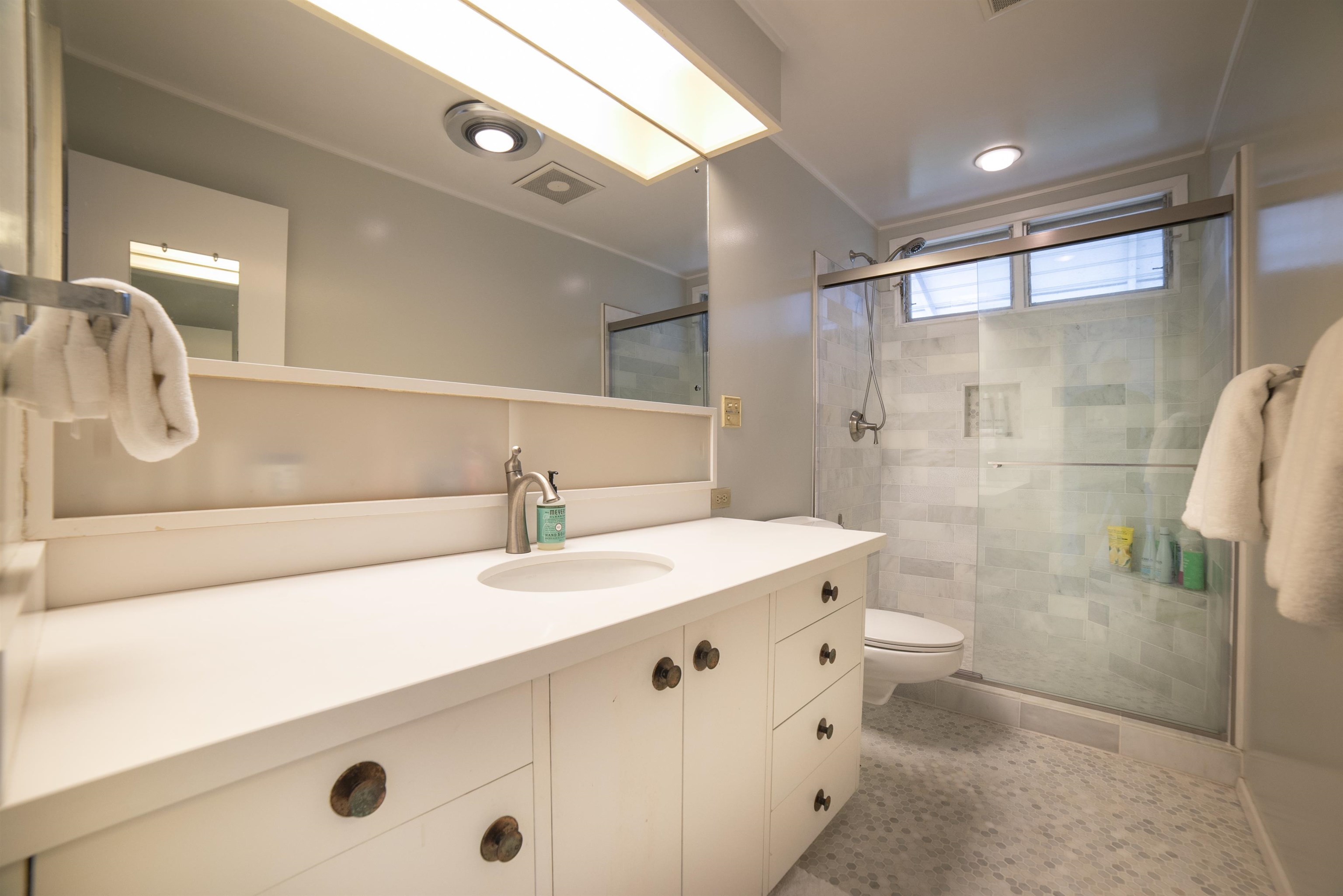 100 A Ihe Place Kula, HI 96790 - Photo 11 of 21 a bathroom with a sink a toilet and shower