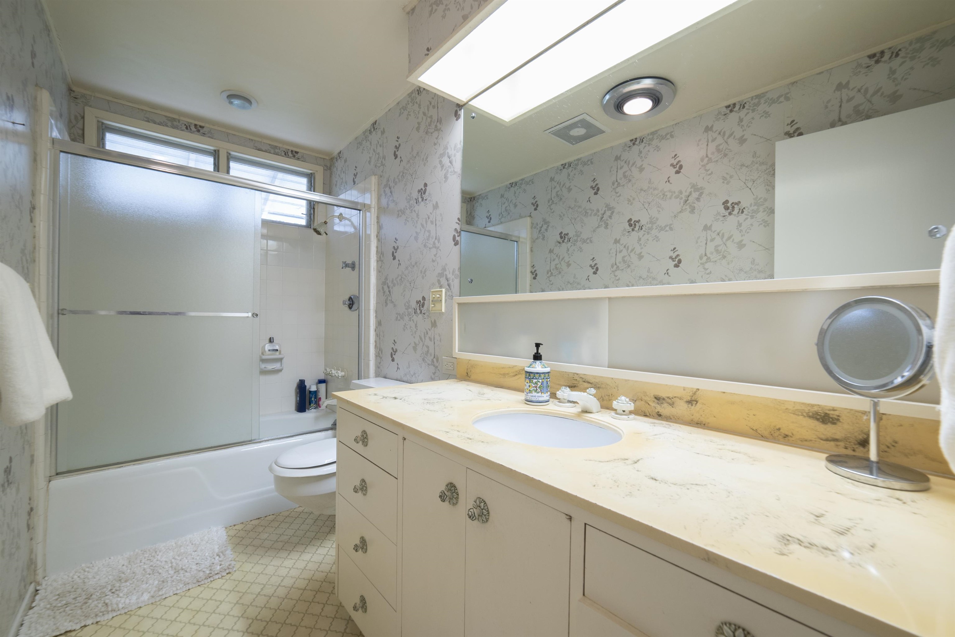 100 A Ihe Place Kula, HI 96790 - Photo 18 of 21 a bathroom with a sink a toilet and shower