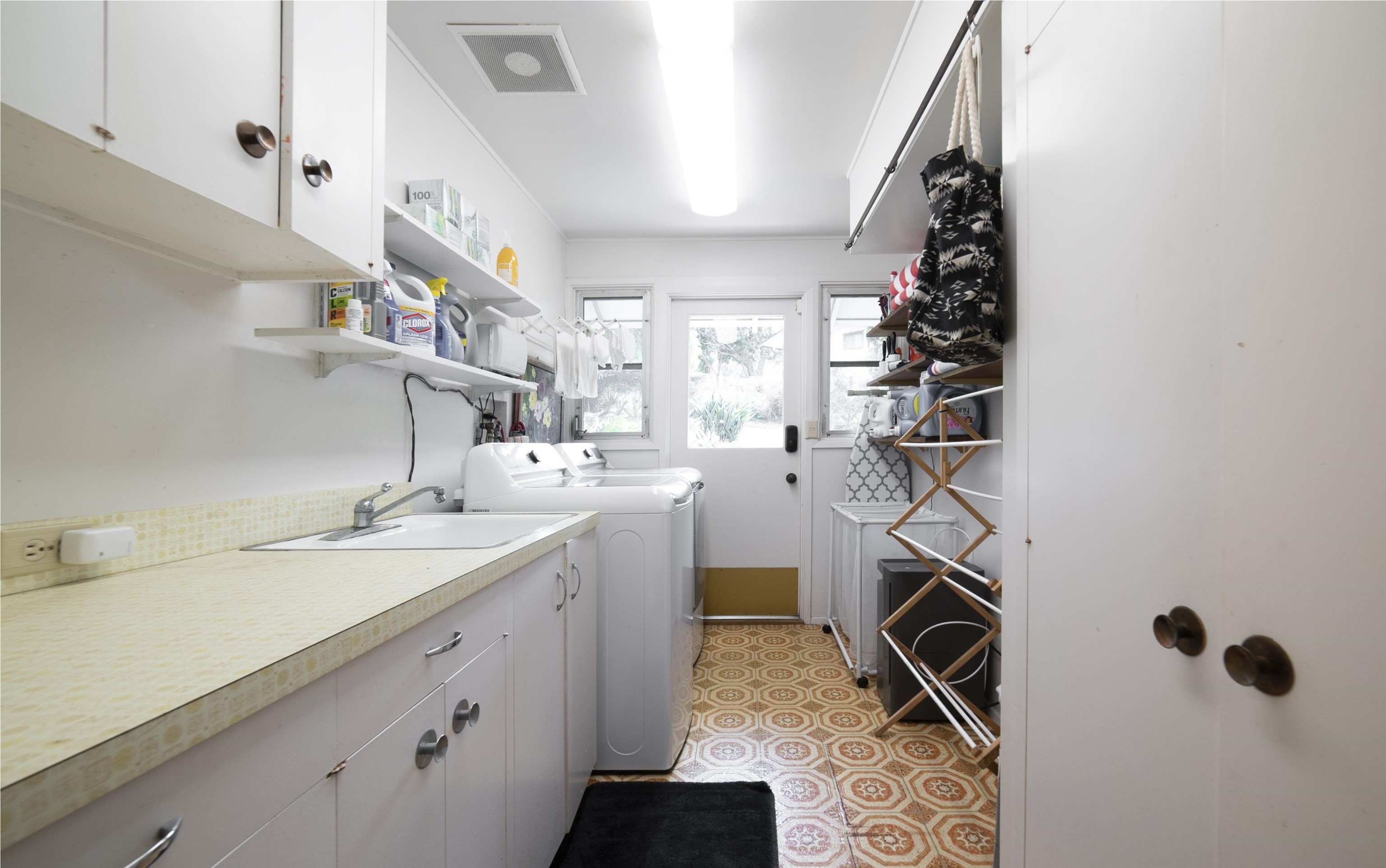 100 A Ihe Place Kula, HI 96790 - Photo 19 of 21 a bathroom with a sink and mirror