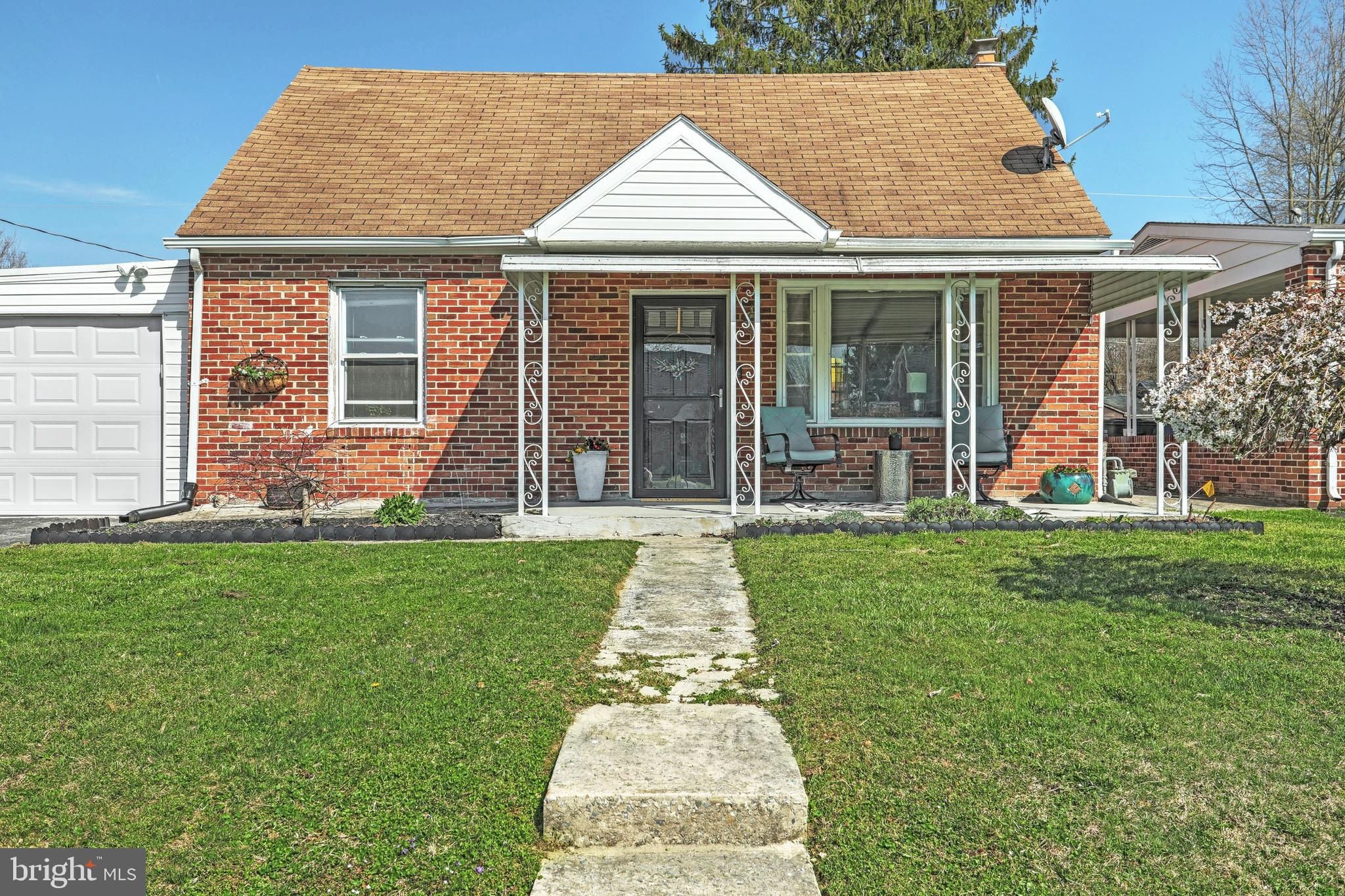 327 Greystone Road York, PA 17402 - Photo 3 of 36 Gallery Image 3