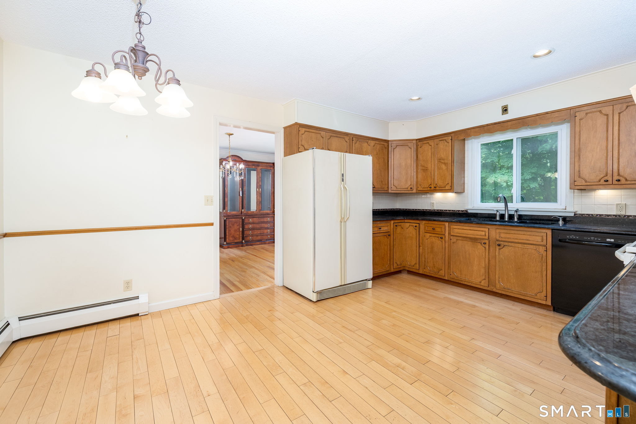 33 Hurds Hill Road Woodbury, CT 06798 - Photo 13 of 40 Eat-in Kitchen