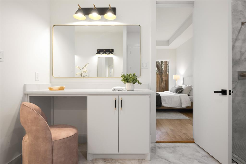 3940 North Cresthaven Road Dallas, TX 75209 - Photo 18 of 24 a en suite bathroom with a toilet sink and mirror