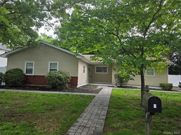 $749,000 | 7 Roosevelt Avenue, Greenlawn, NY 11740