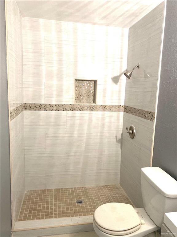 2201 South Jackson Road, Unit M34 Pharr, TX 78577 - Photo 13 of 23 a bathroom with a toilet and a shower curtain