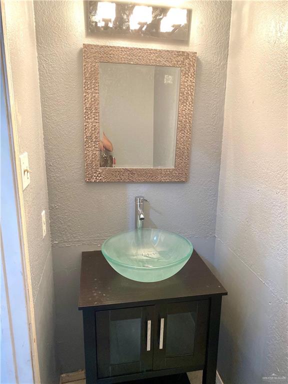 2201 South Jackson Road, Unit M34 Pharr, TX 78577 - Photo 4 of 23 a sink sitting next to a bathroom sink