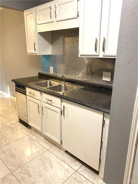 2201 South Jackson Road, Unit M34 Pharr, TX 78577 - Photo 6 of 23 a stove top oven sitting inside of a kitchen