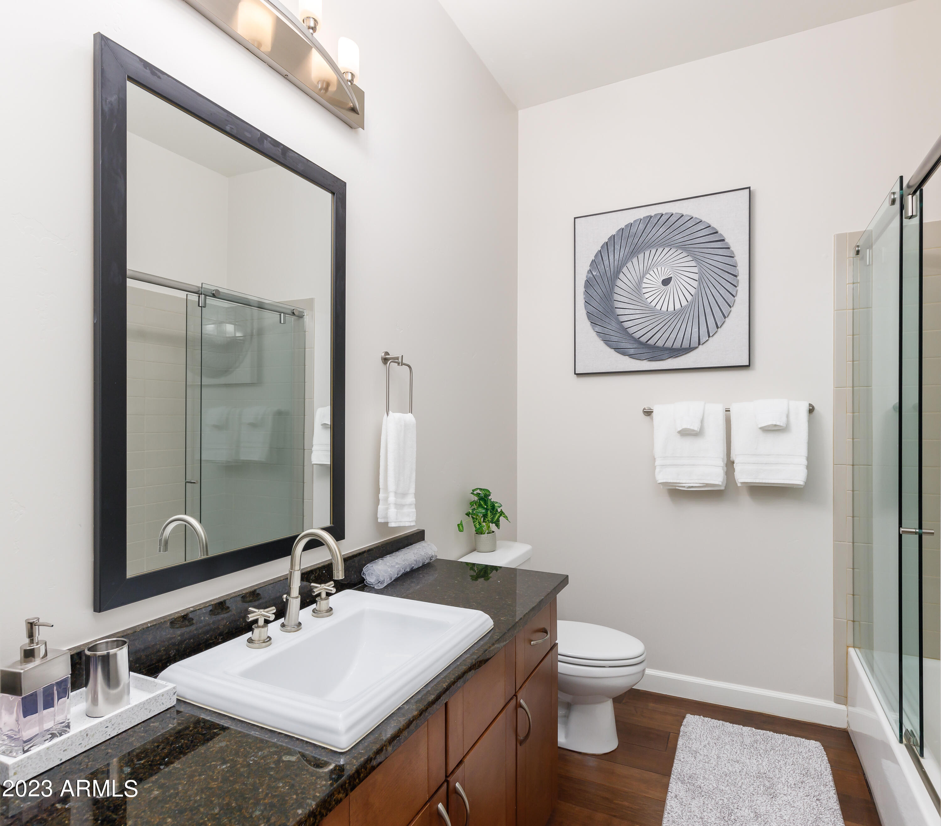 7275 North Scottsdale Road, Unit 1019 Paradise Valley, AZ 85253 - Photo 19 of 28 Guest/Hallway Full Bath