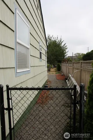 a view of a backyard