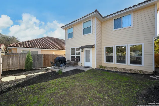 a view of a house with backyard