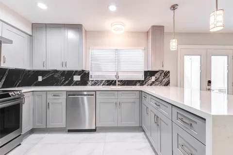 $257,000 | 11643 Village Pl Drive, Unit 194, Houston, TX 77077