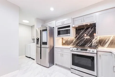 $257,000 | 11643 Village Pl Drive, Unit 194, Houston, TX 77077