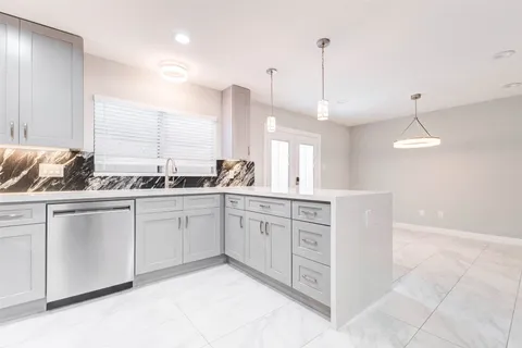 $257,000 | 11643 Village Pl Drive, Unit 194, Houston, TX 77077