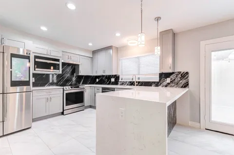 $257,000 | 11643 Village Pl Drive, Unit 194, Houston, TX 77077