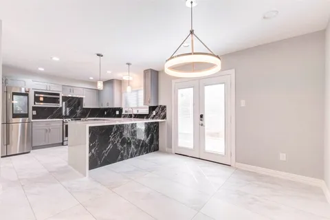 $257,000 | 11643 Village Pl Drive, Unit 194, Houston, TX 77077