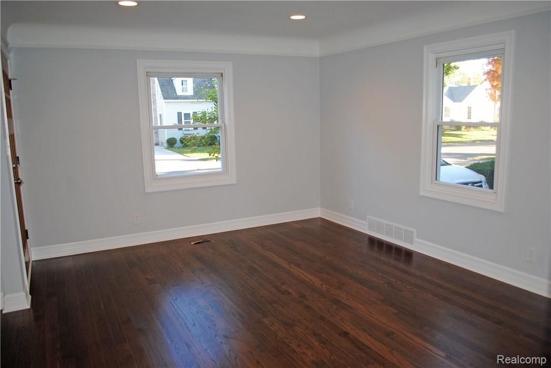 877 Columbia Road Berkley, MI 48072 - Photo 7 of 29 Light-Filled Living Room
