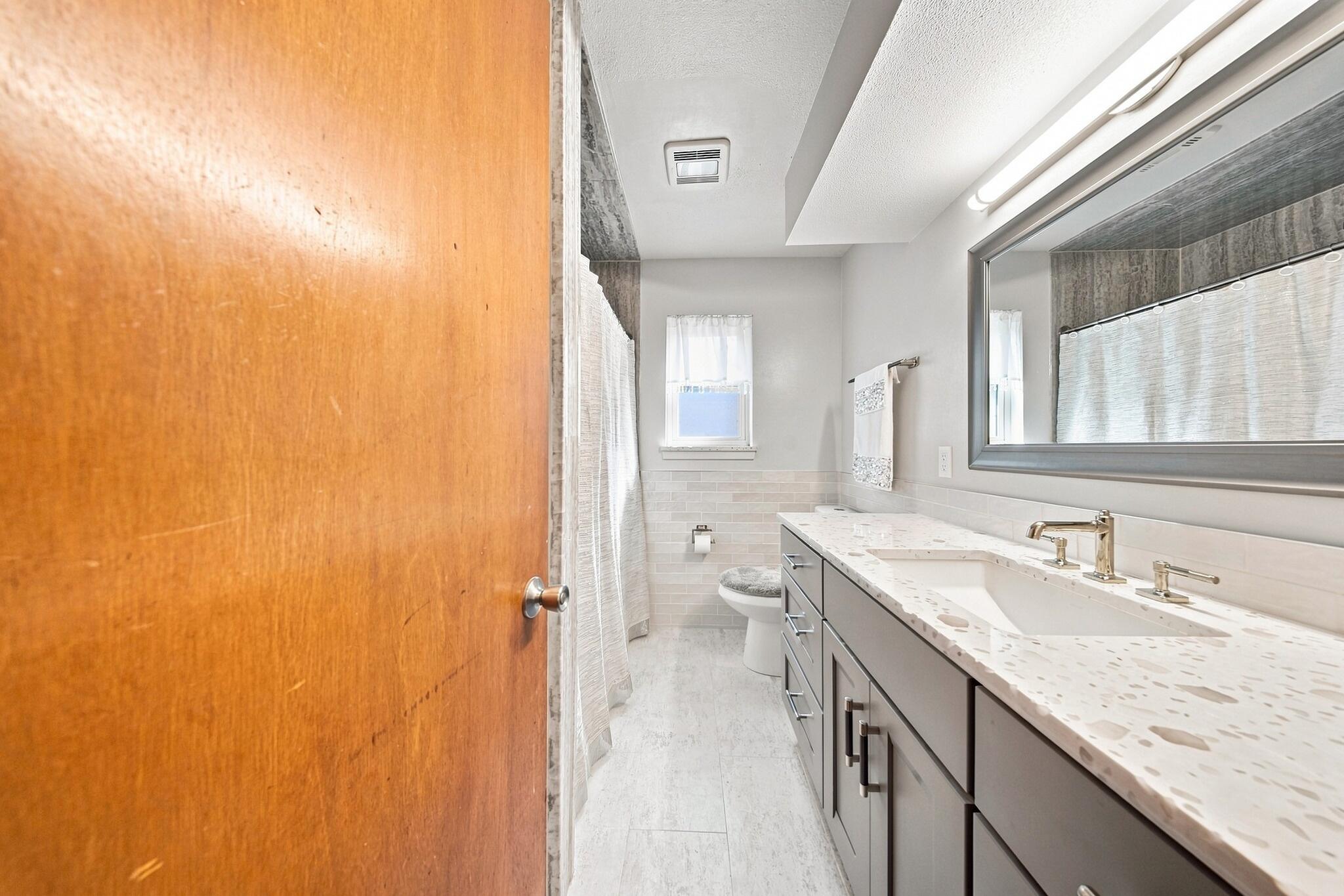 9901 Beloit Road Milwaukee, WI 53227 - Photo 22 of 42 22_Full_Bathroom