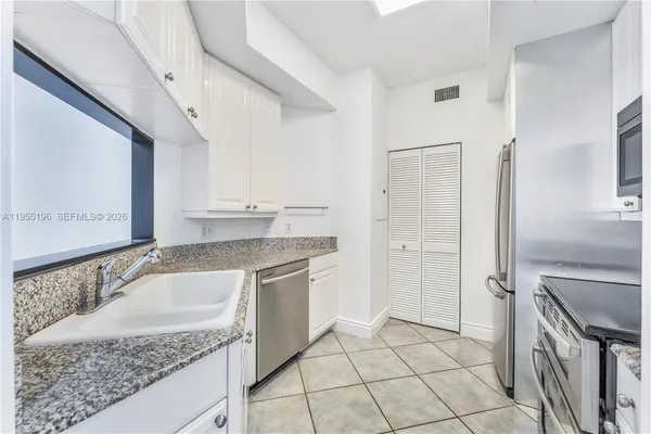 $3,350 | 888 Brickell Key Drive, Unit 2201, Miami, FL 33131