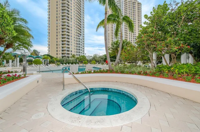 $3,450 | 888 Brickell Key Drive, Unit 2201, Miami, FL 33131