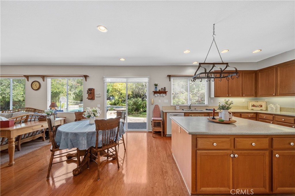 22262 Trinity Place Saugus, CA 91390 - Photo 30 of 76 Kitchen & Table