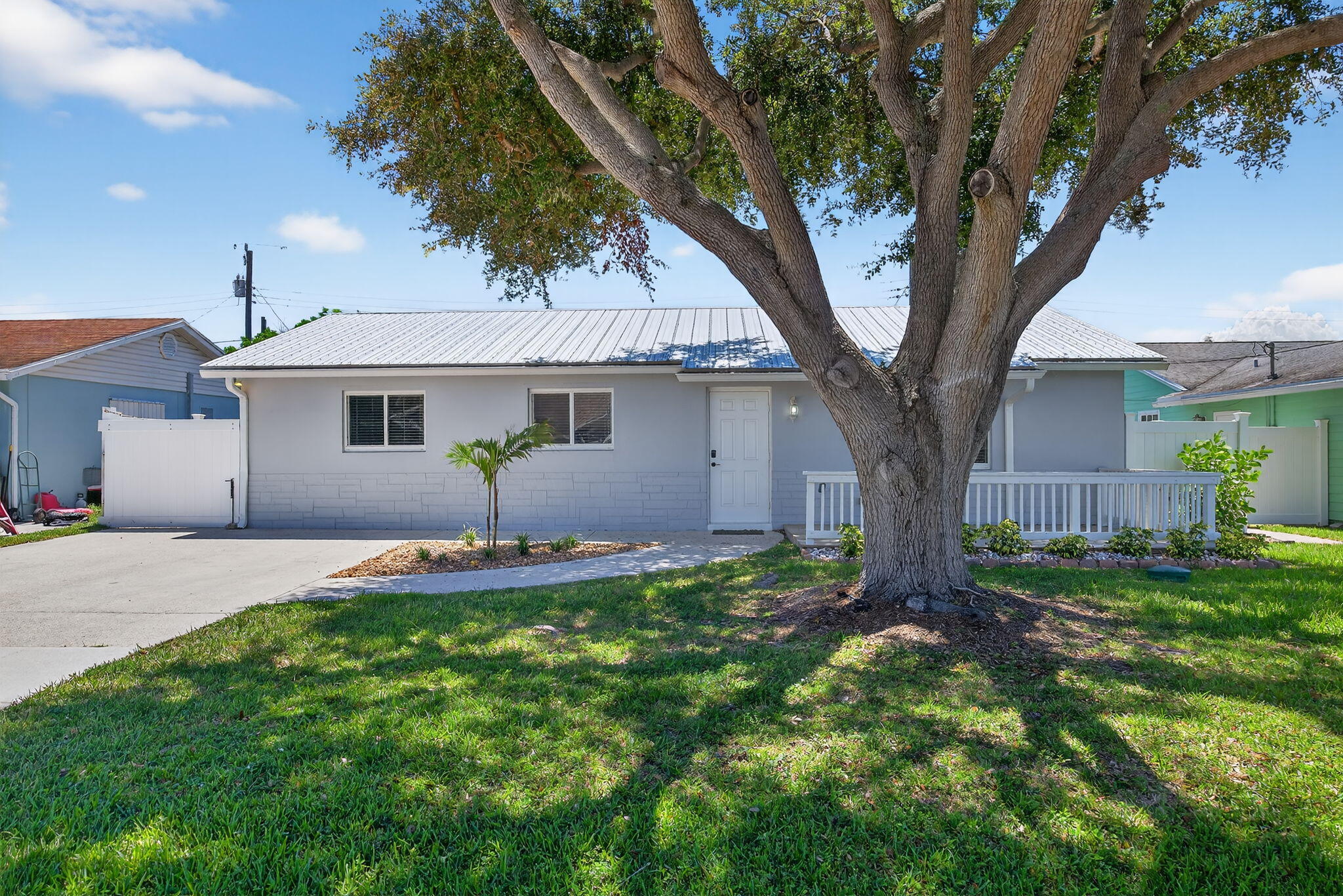 516 East Whitney Drive Jupiter, FL 33458 - Photo 2 of 63 Front of Home