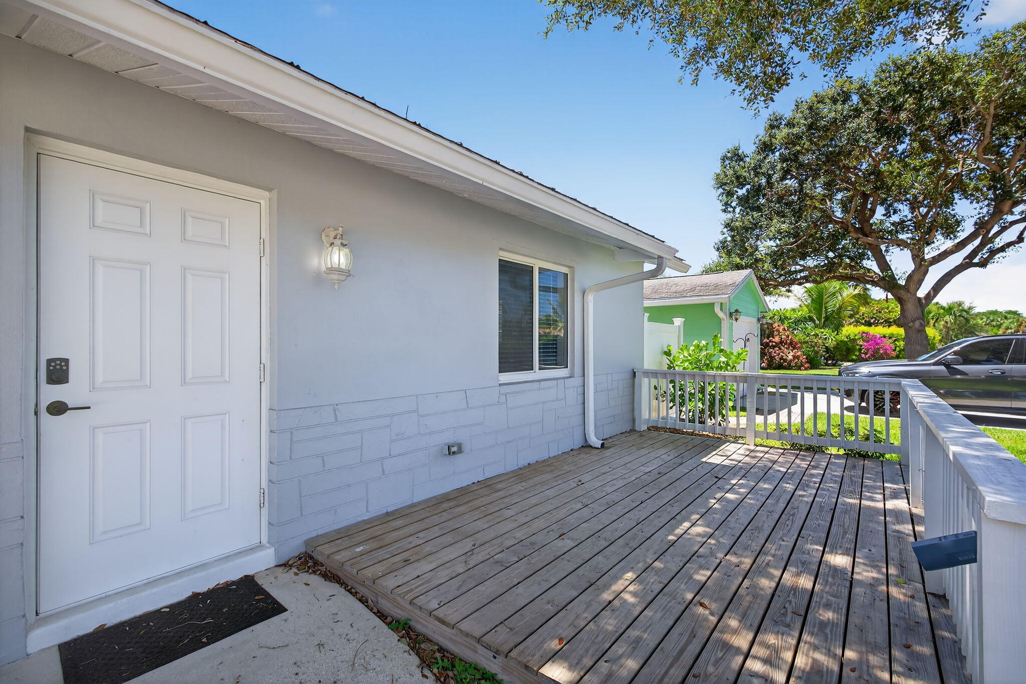 516 East Whitney Drive Jupiter, FL 33458 - Photo 8 of 63 Front Yard