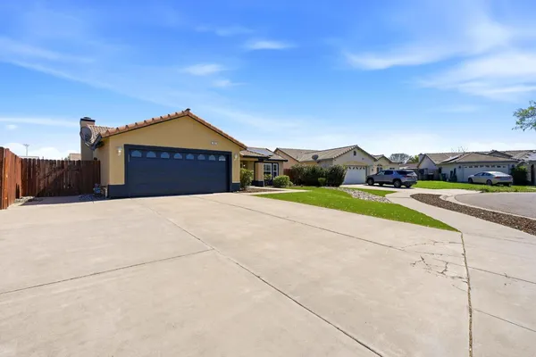 $425,000 | 702 Montecito Court, Lemoore, CA 93245