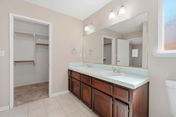 $425,000 | 702 Montecito Court, Lemoore, CA 93245