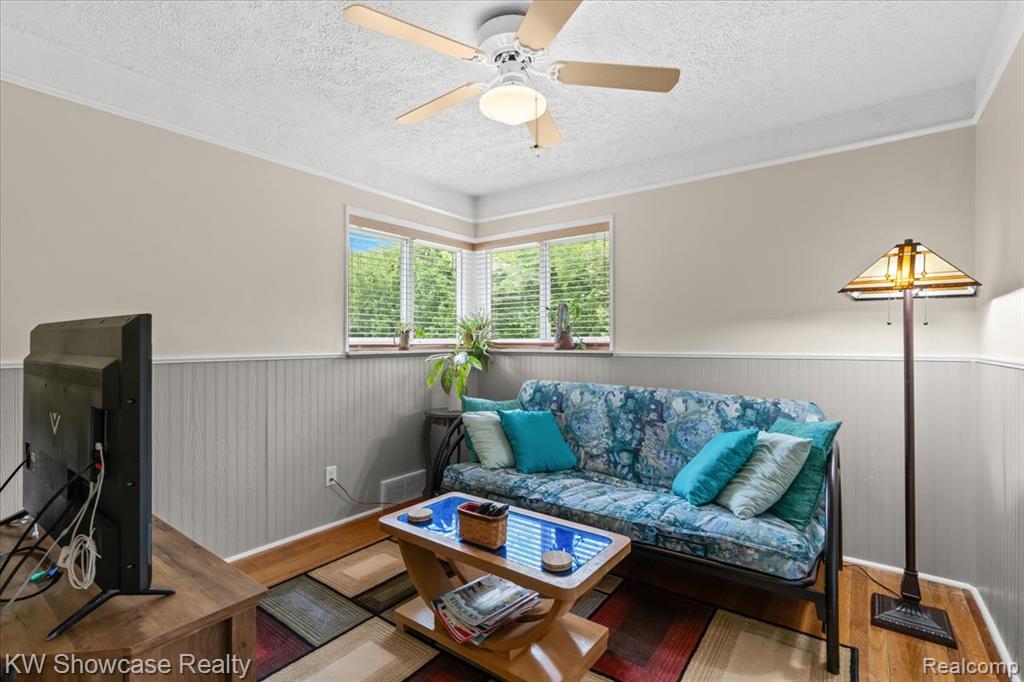 5865 Crescent Road Waterford, MI 48327 - Photo 16 of 36 Gallery Image 16