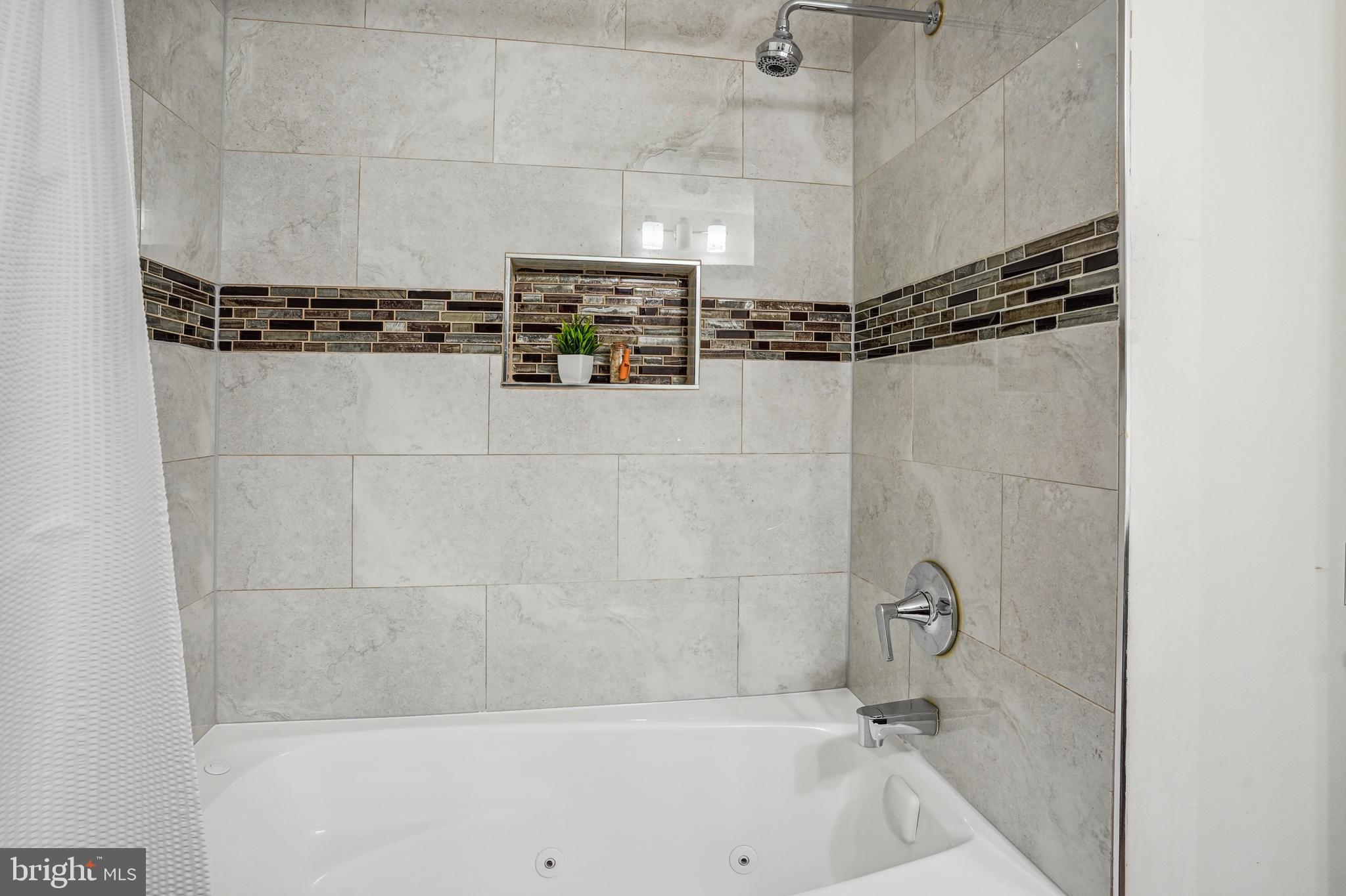 6377 Generals Court Centreville, VA 20121 - Photo 20 of 32 a bathroom with a bathtub