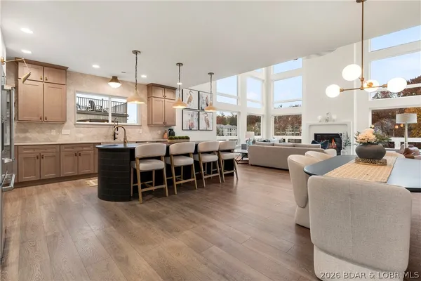 $1,899,000 | 154 Via Cresta Drive, Sunrise Beach, MO 65079