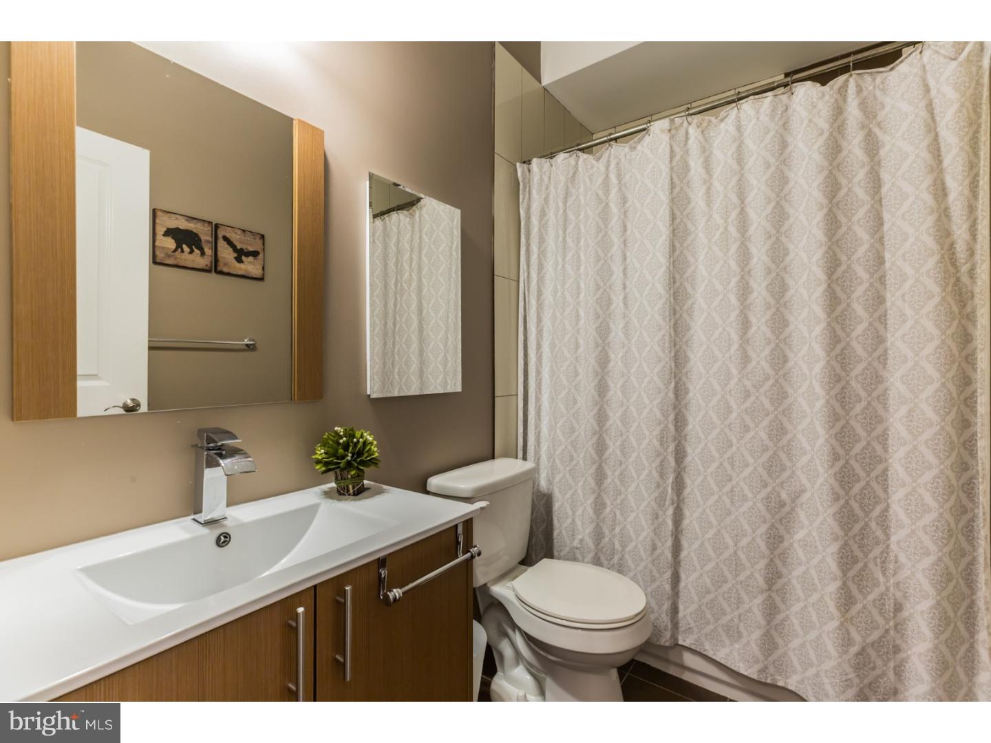 1935 West George Street Philadelphia, PA 19130 - Photo 18 of 23 Bathroom