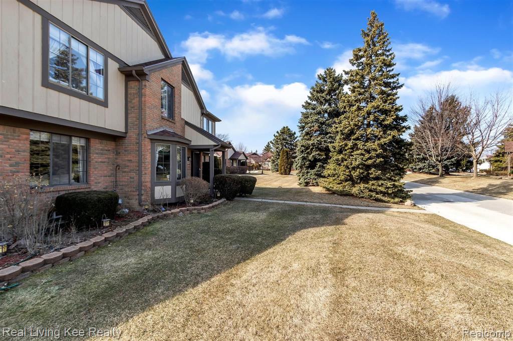 144 Meadow Ln Circle Rochester Hills, MI 48307 - Photo 3 of 36
