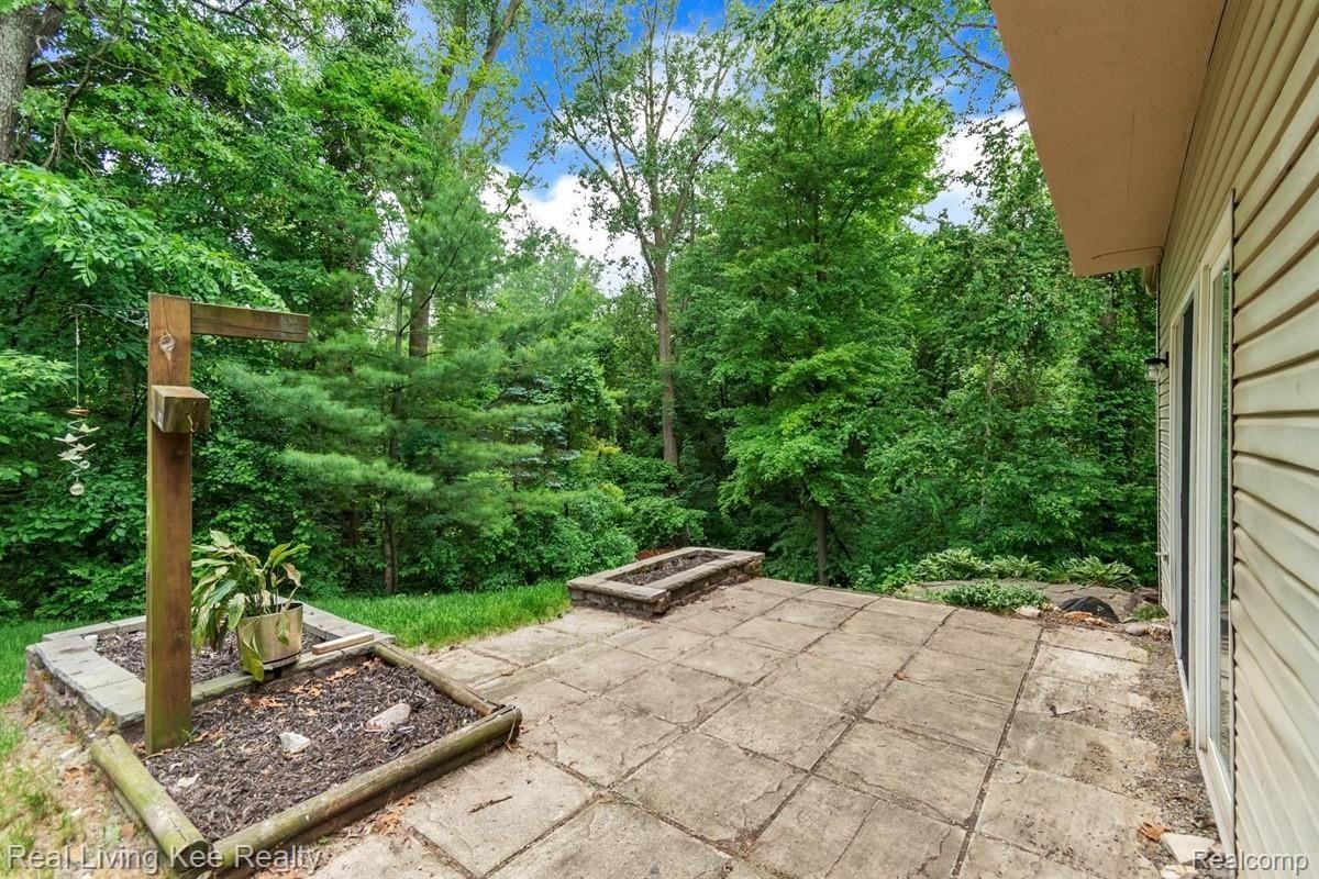 82 Eagle Ridge Road Lake Orion, MI 48360 - Photo 38 of 44 35-82-Eagle-Ridge-Rd-WindowStill-Re.jpg