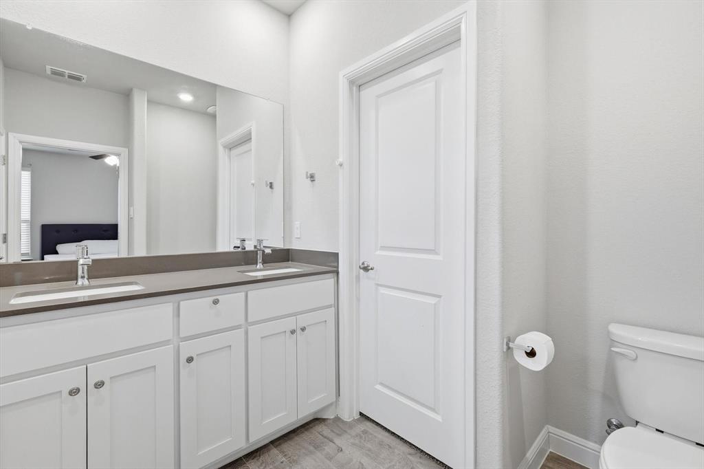 1420 Pleasanton Road Cleburne, TX 76033 - Photo 23 of 39 a bathroom with 2 sink toilet and a mirror