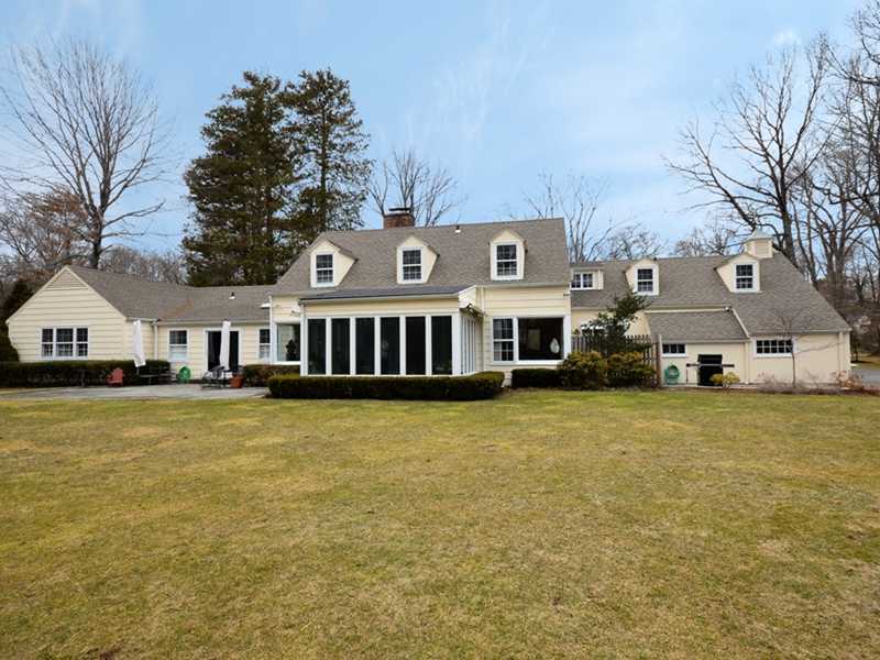21 Cross Road Darien, CT 06820 - Photo 2 of 25 a front view of a house with a garden