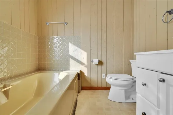 $415,000 | 24511 South State Route, East Lynne, MO 64743