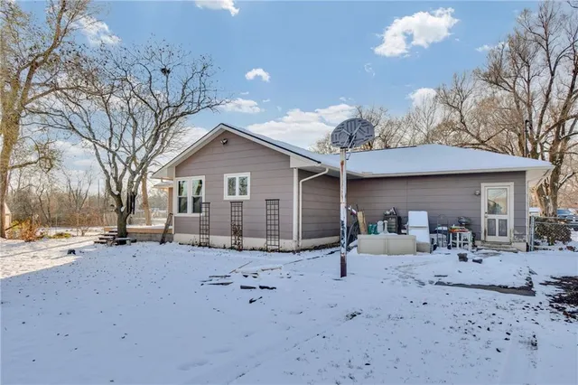 $425,000 | 24511 South State Route, East Lynne, MO 64743