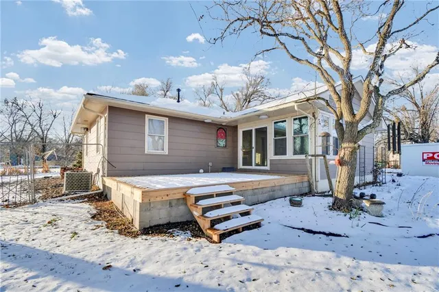 $425,000 | 24511 South State Route, East Lynne, MO 64743