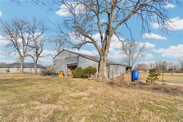$415,000 | 24511 South State Route, East Lynne, MO 64743