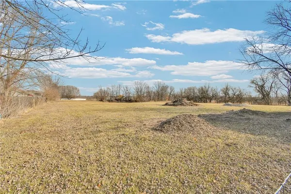 $415,000 | 24511 South State Route, East Lynne, MO 64743