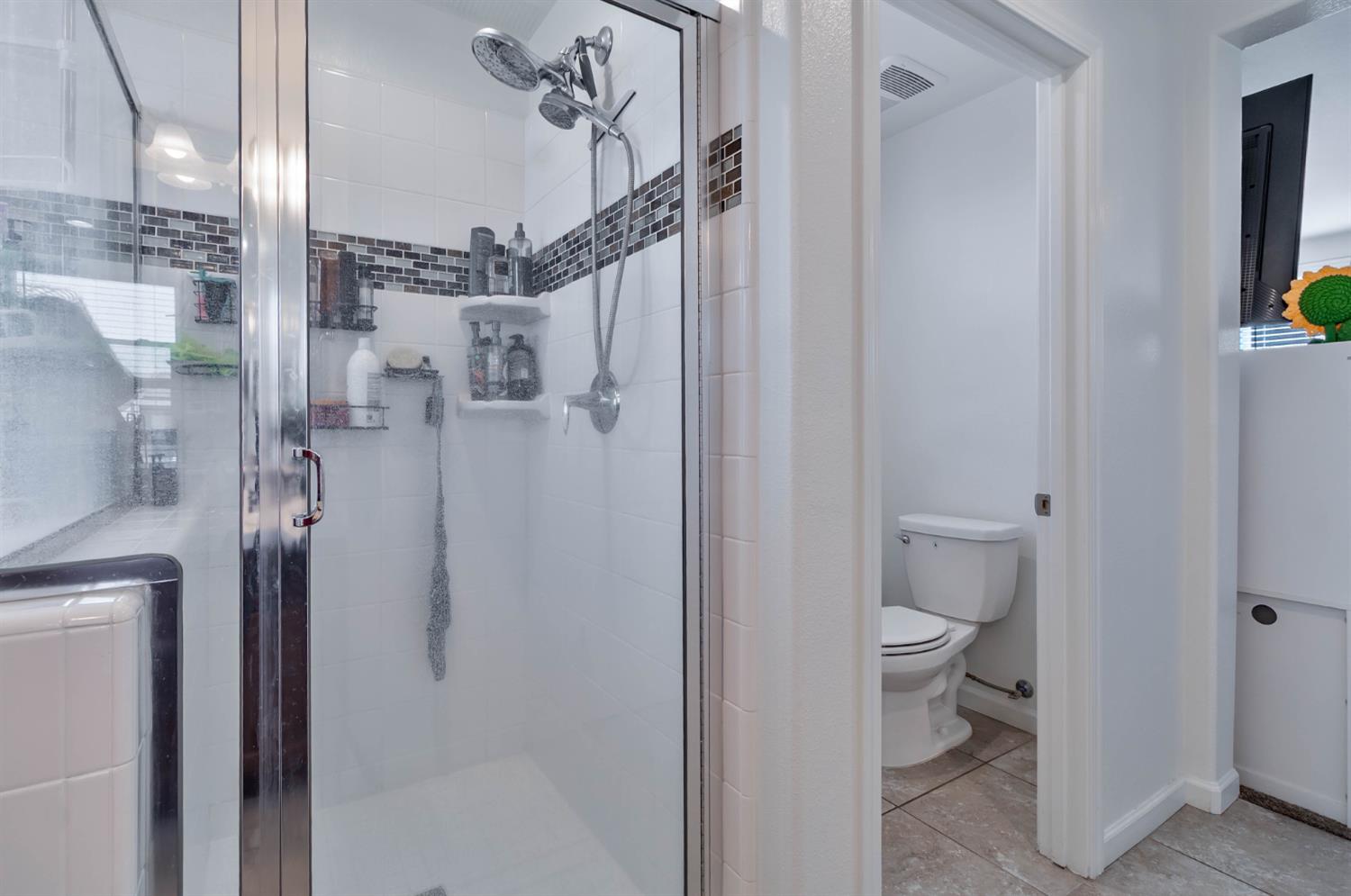 915 Winchell Way West Madera, CA 93636 - Photo 31 of 42 a bathroom with a toilet and a shower
